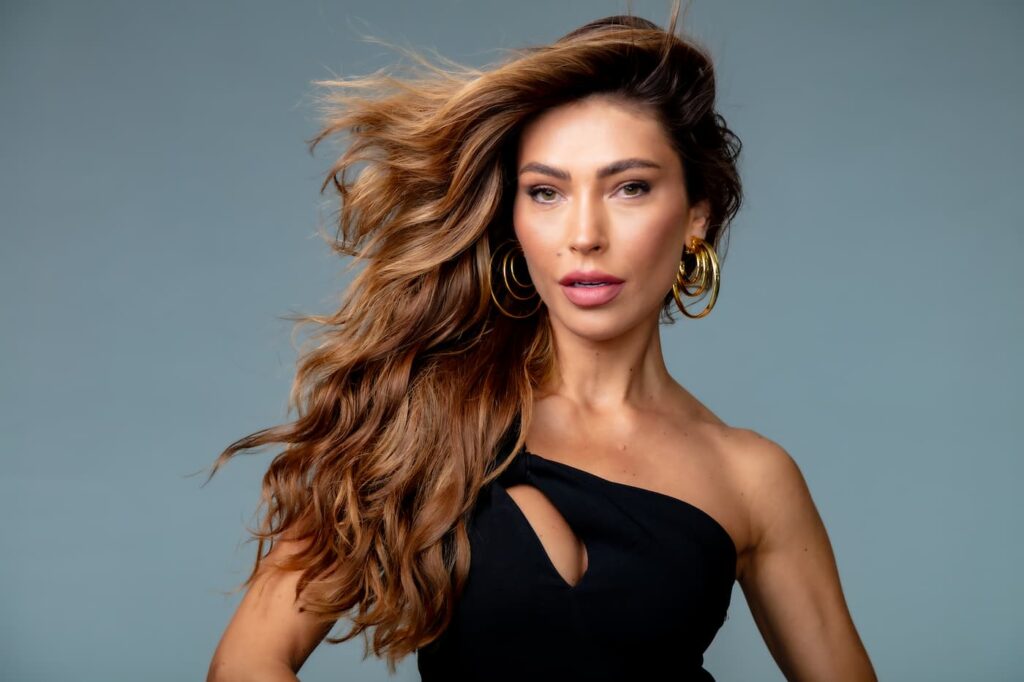 modella con capelli mossi