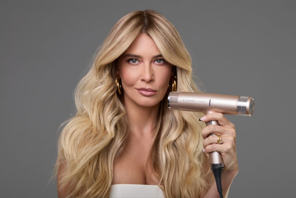 modella con capelli mossi e phon