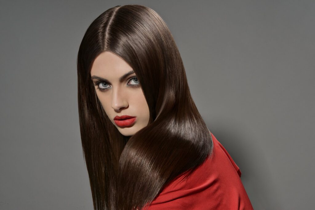 modella capelli lisci